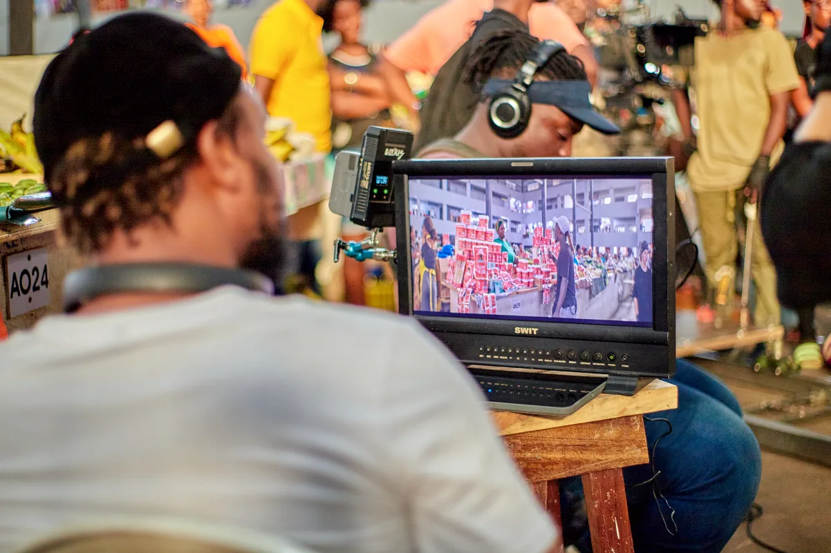 Au retour vidéo, Mory observe l’image pendant le tournage d’un spot.