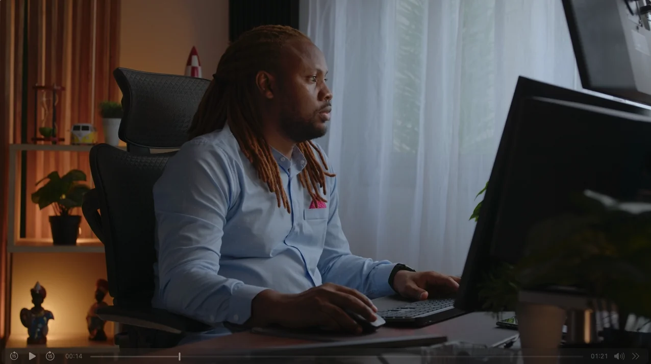 Mory à son bureau de travail, devant ses écrans de postproduction.