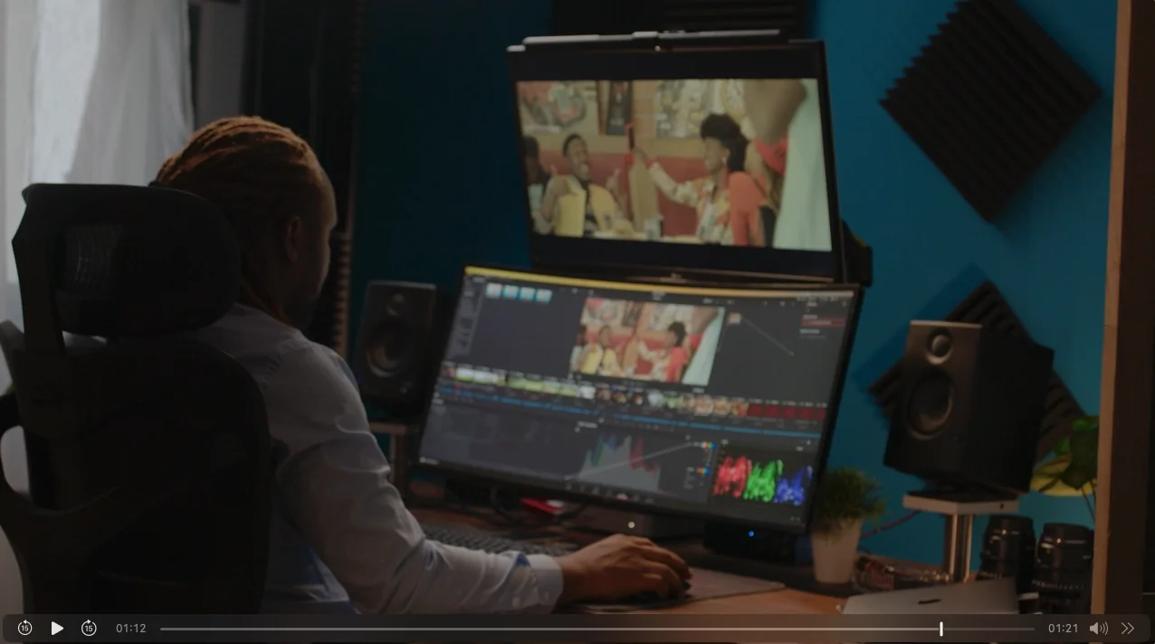 Mory travaille au montage d’un film, devant la timeline et le retour image.